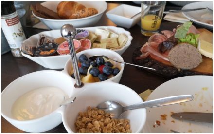 Frühstück im Stadt-Café