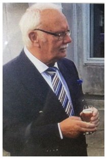 In Anzug und Krawatte
